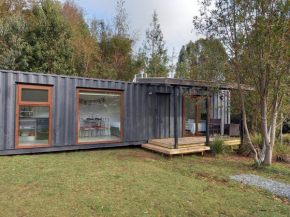 Contenedor habitable rodeada por naturaleza